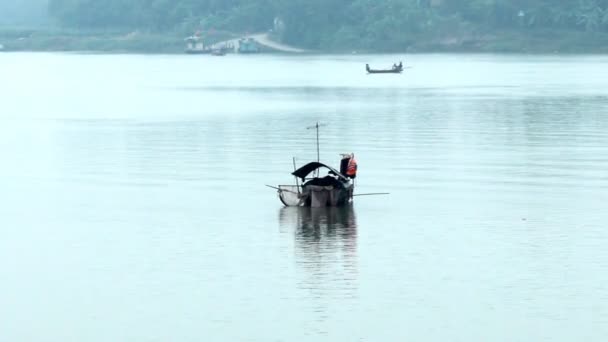 Barco no rio — Vídeo de Stock